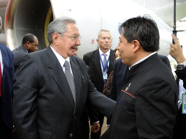 El dictador cubano llegó al aeropuerto de Santa Cruz, en una lluviosa tarde, donde fue recibido por el canciller David Choquehuanca, sin hacer declaraciones a la prensa.