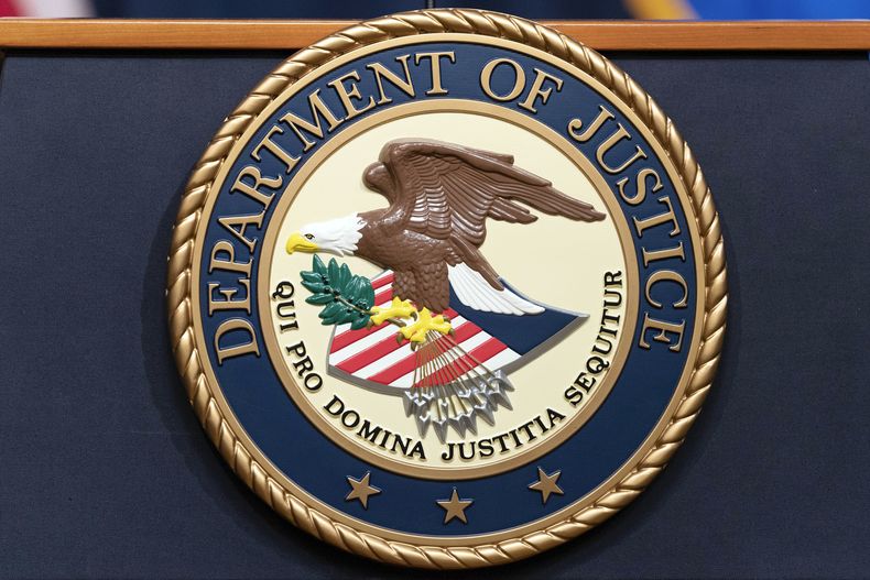 ARCHIVO - Esta fotografía del 16 de mayo de 2023 muestra el sello del Departamento de Justicia (DOJ, por sus siglas en inglés) durante una conferencia de prensa en la oficina del DOJ, en Washington. (Foto AP/José Luis Magaña, archivo)