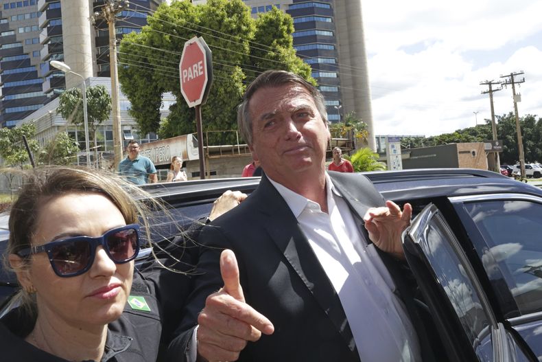 El expresidente brasileño Jair Bolsonaro al salir de la sede de la Policía Federal donde declaró sobre sus acciones antes de los ataques del 8 de enero a edificios del gobierno en Brasilia por parte de simpatizantes, el miércoles 26 de abril de 2023. (AP Foto/Gustavo Morteno)