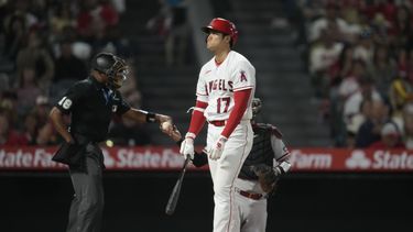 El bateador designado de los Angelinos de Los Ángeles, Shohei Ohtani reaccionoa luego de un strike durante la octava entrada del juego ante los Diamondbacks de Arizona, en Anaheim. Viernes 30 de junio de 2023. (AP Foto/Ashley Landis)