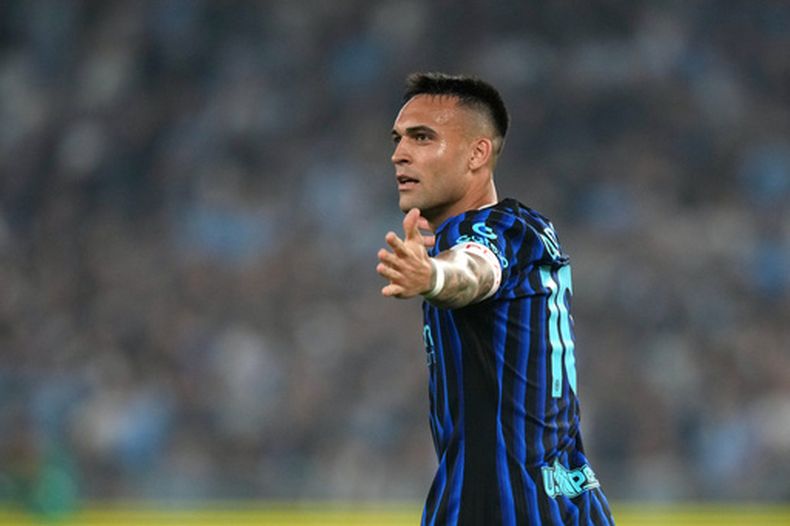 Lautaro Martínez celebra tras marcar el segundo gol del Inter de Milán en la victoria 2-0 ante la Roma en la final de la Copa Italia. (AP Foto/Andrew Medichini)