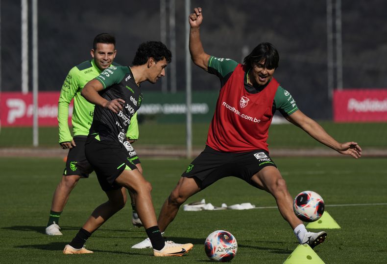 Victor Abrego y Marcelo Moreno de la selección de Bolivia durante una sesión de entrenamiento en Ananta en las afueras deLa Paz, Bolivia el lunes 13 de noviembre del 2023. (AP Foto/Juan Karita)