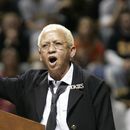 ARCHIVO - La profesora de letras inglesas de Virginia Tech, Nikki Giovanni, da un discurso en un acto para conmemorar a las víctimas de un tiroteo en Virginia Tech en Blacksburg, Virginia, el 17 de abril de 2007. (Foto AP/Steve Helber, archivo)
