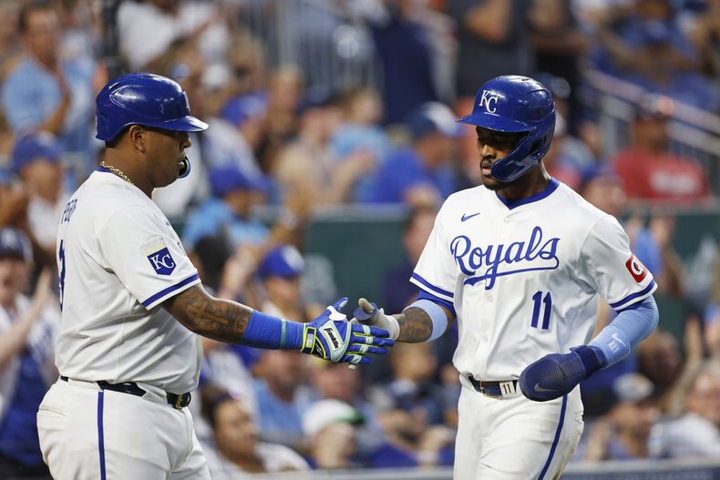 El venezolano Salvador Pérez felicita a su compatriota y compañero de los Reales de Kansas City, Maikel García, quien anotó en el juego del jueves 27 de junio de 2024 ante los Guardianes de Cleveland (AP Foto/Colin E. Braley)