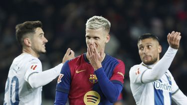 Dani Olmo, del Barcelona, se lleva una mano al rostro durante un partido ante Leganés, el domingo 15 de diciembre de 2024 (AP Foto/Joan Monfort)
