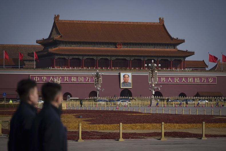 Policías paramilitares chinos hacen guardia durante una sesión preparatoria para la Asamblea Popular Nacional de China, con la puerta de Tiananmen al fondo, en Beijing, China, el 4 de marzo de 2025. (AP Foto/Vincent Thian)