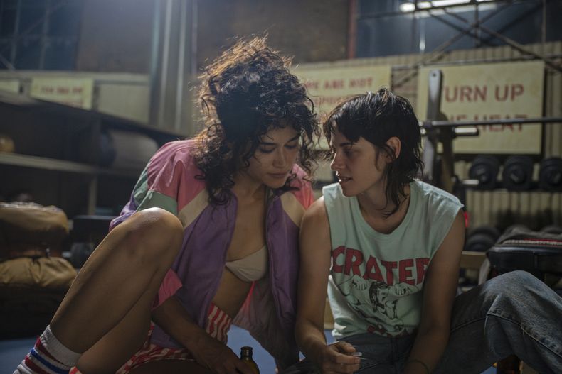 En esta imagen proporcionada por A24, Katy OBrian, izquierda, y Kristen Stewart en una escena de Love Lies Bleeding. (Anna Kooris/A24 via AP)