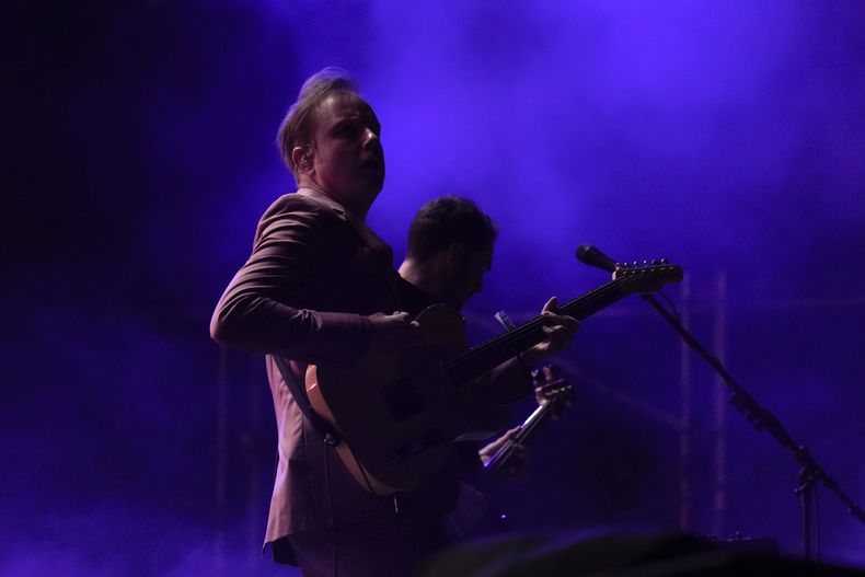 El vocalista Alex Trimble de Two Door Cinema Club durante su concierto en el festival Corona Capital de la Ciudad de México el viernes 17 de noviembre de 2023. (Foto AP/Eduardo Verdugo)