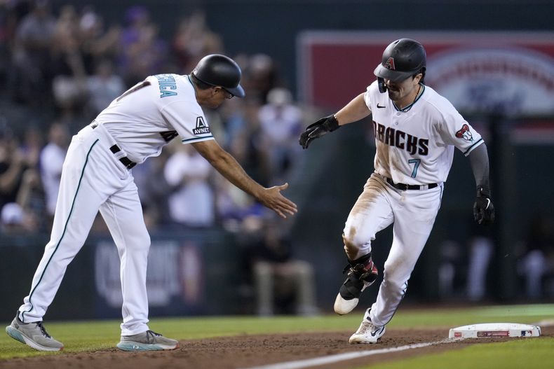 Corbin Carroll, de los Diamondbacks de Arizona, recorre las bases luego de conectar un jonrón ante los Gigantes de San Francisco el miércoles 20 de septiembre de 2023 (AP Foto/Ross D. Franklin)