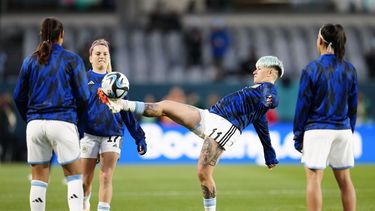 La delantera argentina Yamila Rodríguez patea un balón previo al partido contra Italia por la Copa Mundial femenina en Auckland, Nueva Zelanda, el lunes 24 de julio de 2023. (AP Foto/Abbie Parr)