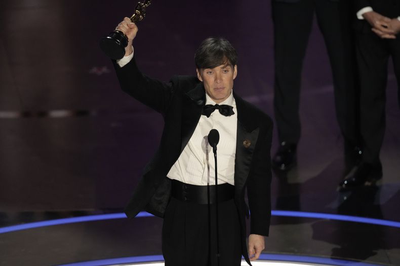 Cillian Murphy recibe el premio a mejor actor por Oppenheimer en los Oscar el domingo 10 de marzo de 2024, en el Teatro Dolby en Los Ángeles. (Foto AP/Chris Pizzello)