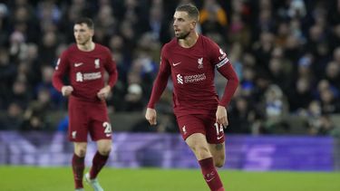 ARCHIVO - Jordan Henderson de Liverpool avanza con el balón en el partido contra Brighton en la Liga Premier, el 14 de enero de 2023. (AP Foto/Frank Augstein)