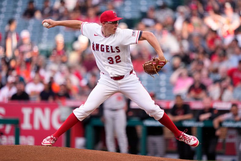 El lanzador de los Angelinos de Los Ángeles, Ryan Johnson, lanza hacia el plato durante la primera entrada de un partido de béisbol contra los Orioles de Baltimore, el martes 23 de junio de 2026, en Anaheim, California. (Foto AP/Mark J. Terrill)