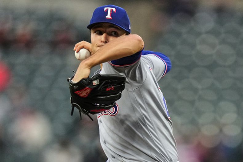 Jack Leiter, lanzador abridor de los Rangers de Texas, realiza un lanzamiento durante la primera entrada de un juego de béisbol contra los Orioles de Baltimore, el lunes 30 de marzo de 2026, en Baltimore. (Foto AP/Stephanie Scarbrough)