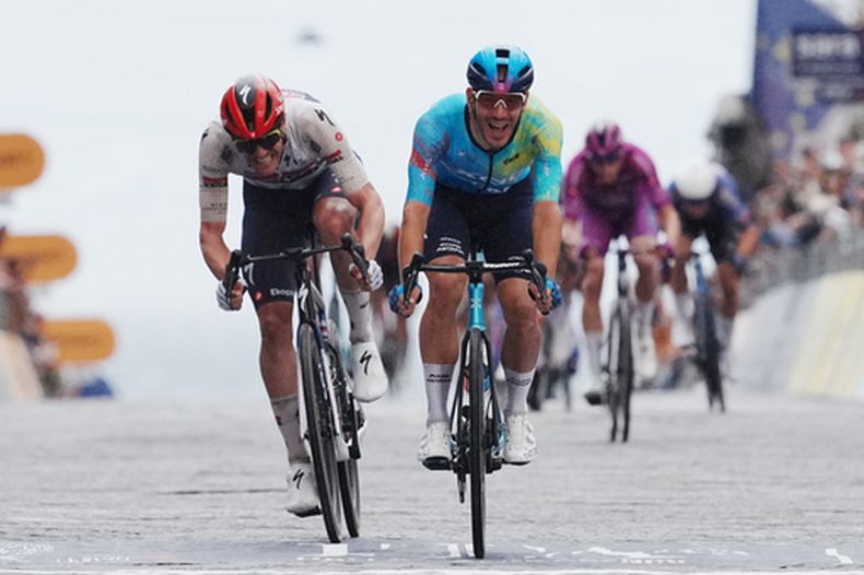 Davide Ballerini (derecha) supera en la meta a Jasper Stuyven para ganar la sexta etapa del Giro de Italia, el 14 de mayo de 2026, en Nápoles. (Gian Mattia dAlberto/LaPresse vía AP)
