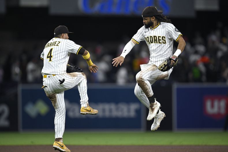 El venezolano Luis Arráez (izquierda) y el dominicano Fernando Tatis Jr. de los Padres de San Diego festejan tras derrotar a los Gigantes de San Francisco el martes 19 de agosto de 2025 (AP Foto/Orlando Ramirez)