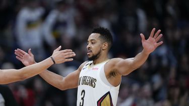 McCollum anota 40 puntos; Pelicans cortan mala racha