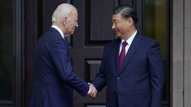 ARCHIVO - El presidente estadounidense Joe Biden saluda al presidente chino Xi Jinping en Filoli Estate en Woodside, California, el 15 de noviembre de 2023, en los márgenes de la conferencia de Cooperación Económica Asia-Pacífico. (Doug Mills/The New York Times vía AP, Pool, Archivo)