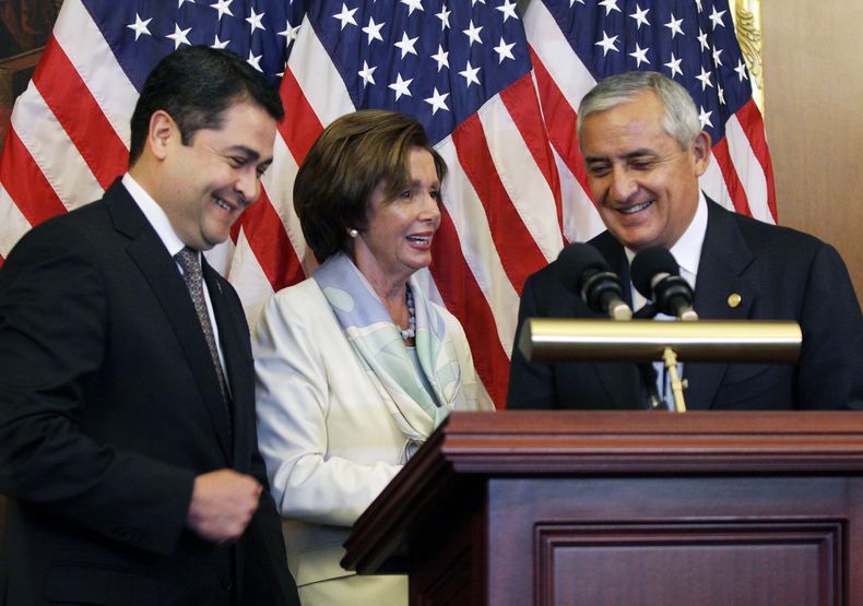 La l&iacute;der del bloque dem&oacute;crata en la C&aacute;mara de Representantes, Nancy Pelosi, en el centro, junto al presidente de Guatemala Otto P&eacute;rez Molina, a la derecha, y al mandatario de Honduras Juan Hern&aacute;ndez, el jueves 24 de juli