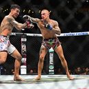 Dustin Poirier, a la derecha, golpea a Max Holloway en una pelea por el título de peso ligero en UFC 318 en Nueva Orleans, Luisiana, el sábado 19 de julio de 2025. (Foto AP/Ella Hall)