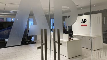 El logo de The Associated Press en la entrada de la agencia, el 13 de julio de 2023, en Nueva York. (AP Foto/Aaron Jackson, Archivo)