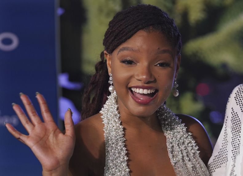 La actriz Halle Bailey saluda a fans en la alfombra azul de la película La Sirenita en la Ciudad de México el 11 de mayo de 2023. (Foto AP/Marco Ugarte)