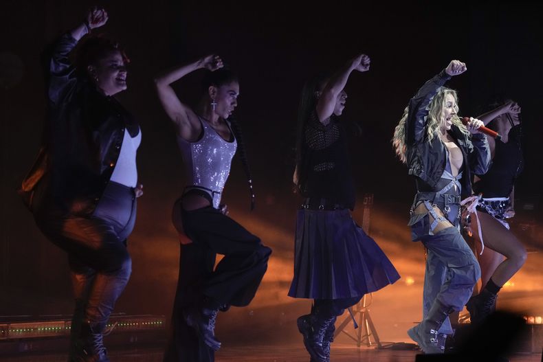 La cantante mexicana María José durante su concierto en el Auditorio Nacional de la Ciudad de México el miércoles 14 de junio de 2023. (Foto AP/Eduardo Verdugo)