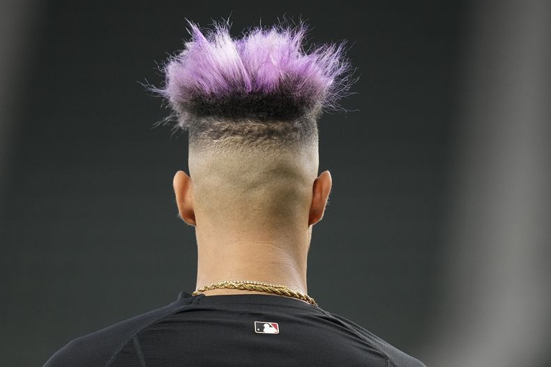 El cubano Lourdes Gurriel Jr., de los Diamondbacks de Arizona, observa una práctica previa a la Serie Mundial, el jueves 26 de octubre de 2023 (AP Foto/Brynn Anderson)