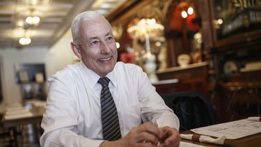 Hermano del vicepresidente Pence gana primarias de Indiana