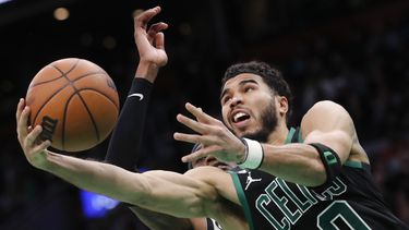 Brown carga a Celtics para superar 121-109 a Timberwolves