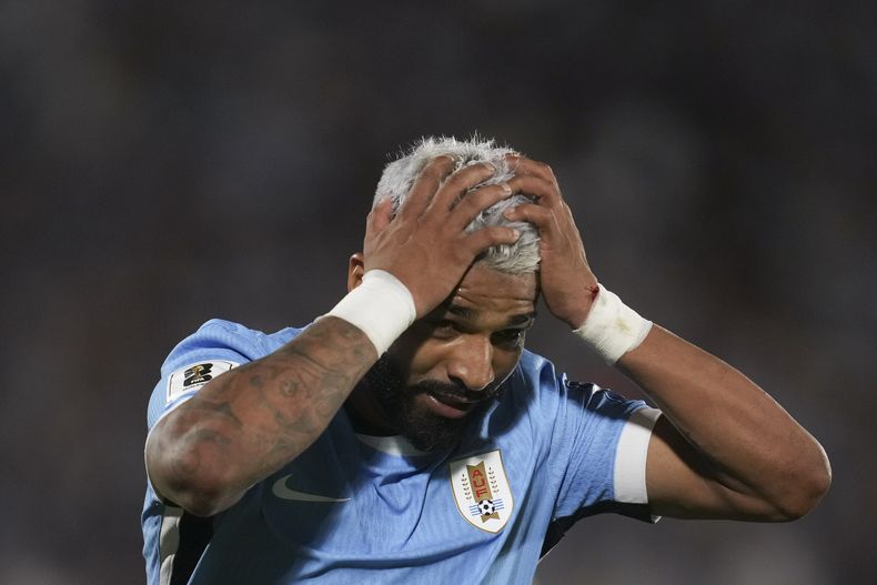 El delantero Rodrigo Aguirre celebra tras anotar el segundo gol de Uruguay en la victoria 3-2 ante Colombia en las eliminatorias del Mundial, el viernes 15 de noviembre de 2024, en Montevideo. (AP Foto/Matilde Campodónico)
