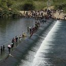 Reglas nuevas de Biden limitarían deportaciones de migrantes