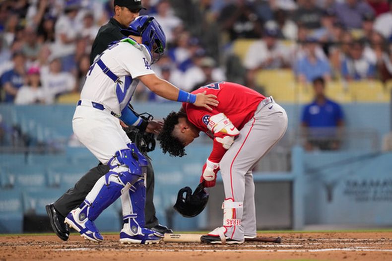 El venezolano Willson Contreras, de los Medias Rojas de Boston, se lamenta frente a su compatriota Eliezer Alfonzo, de los Dodgers de Los Ángeles, luego de recibir un pelotazo el viernes 31 de julio de 2026 (AP Foto/Mark J. Terrill)