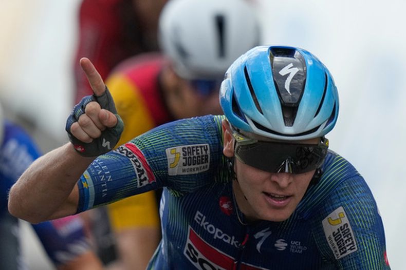 El belga Tim Merlier celebra al cruzar la meta tras ganar la 12ma etapa del Tour de Francia en Chalon-sur-Saone, el jueves 16 de julio del 2026. (AP Foto/Mosaab Elshamy)