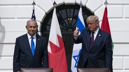 ARCHIVO - El primer ministro israelí, Benjamin Netanyahu, a la izquierda, y el presidente de Estados Unidos, Donald Trump, se preparan para marcharse tras la ceremonia de firmas de los Acuerdos de Abraham en el jardín sur de la Casa Blanca, el 15 de septiembre de 2020 en Washington. (AP Foto/Alex Brandon, Archivo)