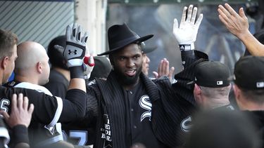 Luis Robert Jr., de los Medias Blancas de Chicago, recibe la felicitación de sus compañeros en la banca tras disparar un jonrón de dos carreras en el primer inning del juego de la MLB contra los Angelinos de Los Ángeles, el 28 de junio de 2023, en Anaheim, California. (AP Foto/Mark J. Terrill)