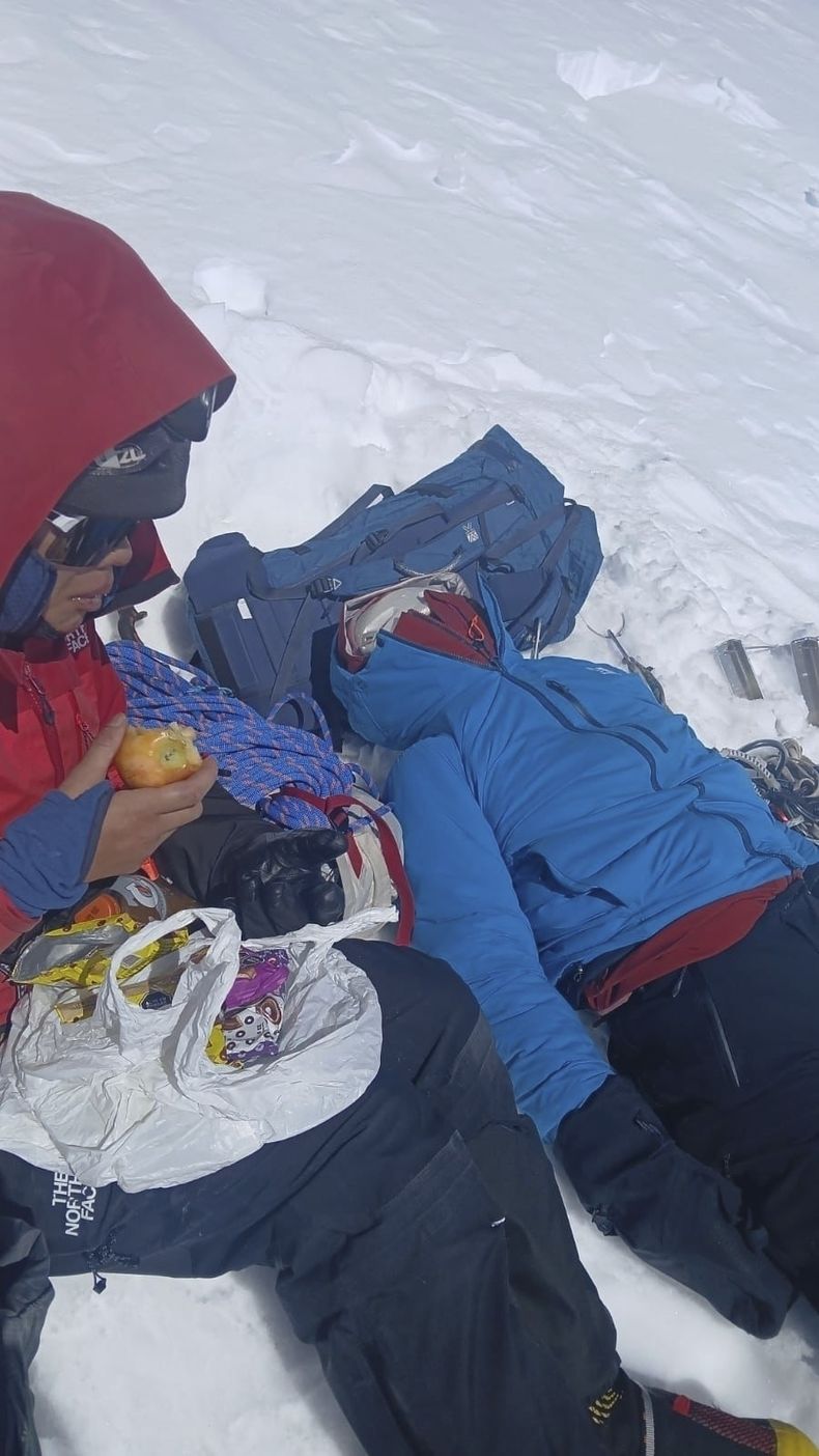 NOTA DEL EDITOR: CONTENIDO GRÁFICO - La alpinista japonesa Saki Terada, a la izquierda, se sienta junto al cuerpo de su amiga Chiaki Inada, quien murió mientras escalaba el nevado Huascarán, el pico más alto de Perú, durante su descenso de rescate, en Huaraz, Perú, el miércoles 25 de junio de 2025. (AP Foto/Eric Albino)