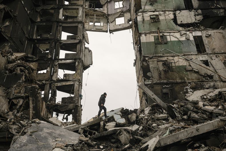 Un hombre busca pertenencias en un edificio de departamentos destruido durante combate entre las fuerzas ucranianas y las fuerzas rusas en Borodyanka, Ucrania, el martes 5 de abril de 2022. (AP Foto/Vadim Ghirda)