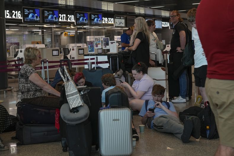 La situación en medio de la huelga en el Aeropuerto Fiumicino de Roma, el 15 de julio de 2023. (Foto AP /Gregorio Borgia)