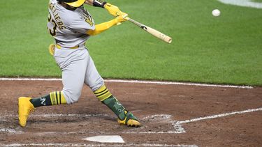 Shea Langeliers, de los Atléticos, conecta impulsando una carrera, durante la quinta entrada de un partido de béisbol contra los Orioles de Baltimore, el sábado 9 de agosto de 2025, en Baltimore. (AP Photo/Nick Wass)