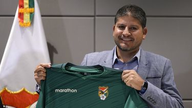 Óscar Villegas posa con la camiseta de la selección de Bolivia el viernes 19 de julio de 2024, tras ser nombrado nuevo técnico, durante una ceremonia en La Paz (AP Foto/Juan Karita)