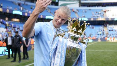 ARCHIVO - Foto del 19 de mayo del 2024, Erling Haaland del Manchester City con el trofeo tras ganar la Liga Premier en el encuentro ante el West Ham. El viernes 17 de enero del 2025, Haaland firma una extensión de 10 años con el City. (AP Foto/Dave Thompson, Archivo)