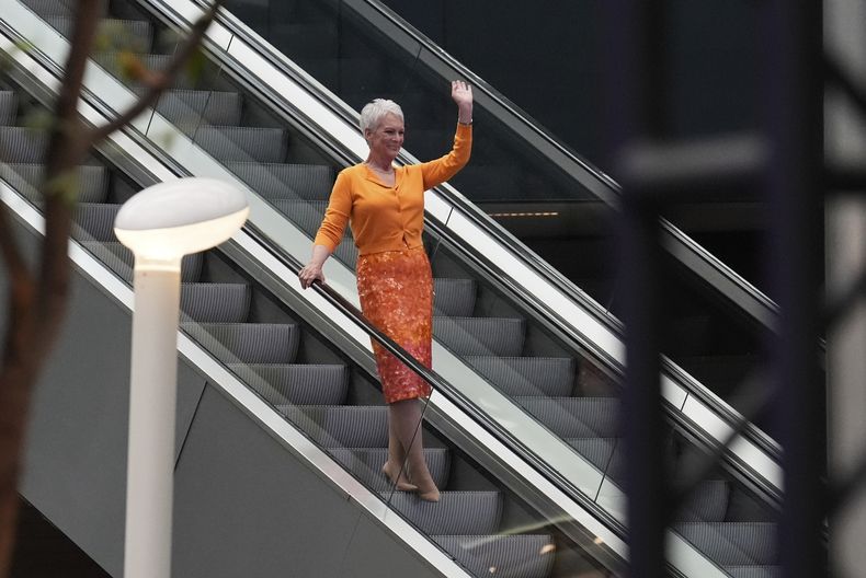 La actriz Jamie Lee Curtis posa para fotos durante la alfombra roja de la película Freakier Friday en la Ciudad de México, el jueves 24 de julio de 2025. (Foto AP/Marco Ugarte)