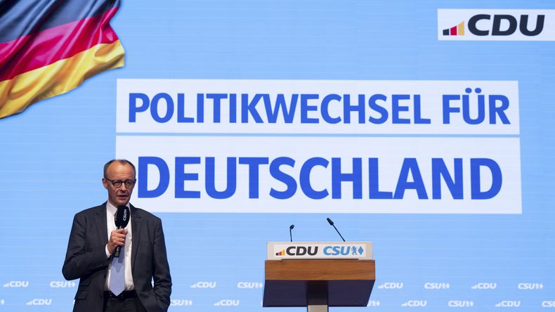 Friedrich Merz, presidente federal de la Unión Demócrata Cristiana y candidato a canciller de ese partido, habla en el cierre de campaña conjunto de su partido y la Unión Social Cristiana para las elecciones del Bundestag, en Múnich, Alemania, el sábado 22 de febrero de 2025. (Sven Hoppe/dpa vía AP)