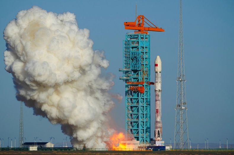 En esta imagen difundida por la Agencia de Noticias Xinhua, el cohete Zhuque-3 Y2 despega de la zona de innovación espacial comercial de Dongfeng, el miércoles 19 de agosto de 2026, en e noroeste de China. (Wang Jiangbo/Xinhua via AP)