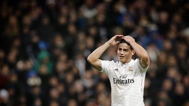 americateve | Los exámenes médicos confirmaron el lunes que el futbolista colombiano James Rodríguez se lesionó un músculo en la pierna derecha y su participación en la Copa Mundial de Clubes está en duda.