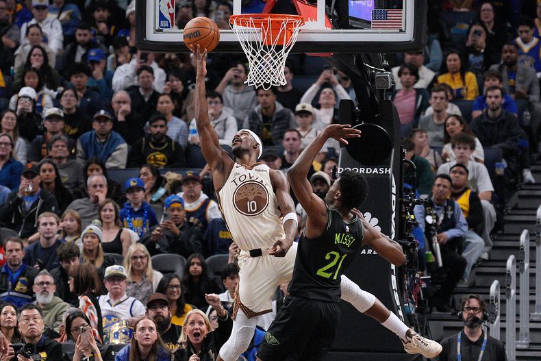 Jimmy Butler, de los Warriors de Golden State, avanza hacia la cesta frente a Yves Missi, de los Pelicans de Nueva Orleans, el sábado 29 de noviembre de 2025 (AP Foto/Tony Avelar)