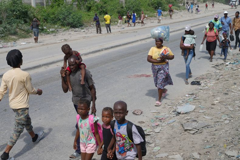 Residentes huyen de sus viviendas para escapar de los enfrentamientos entre pandillas armadas en Puerto Príncipe, Haití, el lunes 11 de mayo de 2026. (AP Foto/Odelyn Joseph)