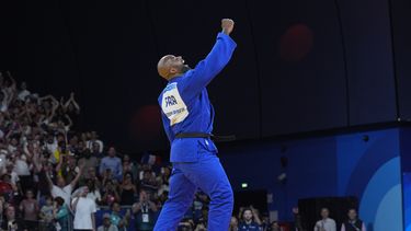 El francés Teddy Riner celebra luego de derrotar al surcoreano Kim Min-jong en la final de la categoría de más de 100 kilogramos en el judo de los Juegos Olímpicos, el viernes 2 de agosto de 2024, en París (AP Foto/Eugene Hoshiko)