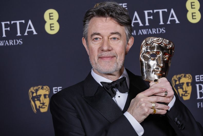 Peter Straughan posa con el premio a mejor guion adaptado por Conclave (Cónclave) en la 78ª edición de los Premios de la Academia Británica de Cine, BAFTA, en Londres, el domingo 16 de febrero de 2025. (Foto Joel C Ryan/Invision/AP)